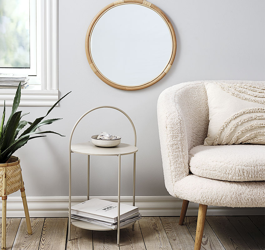 Beistelltisch HALBY und Spiegel REFLECT Runder Beistelltisch in hellem Beige und runder Spiegel aus Rattan