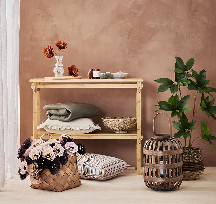 Laterne GUNNAR, Zierkissen BANKSIA und GULDBLOMME und Kunstblumen PER Zierkissen, Decken, Laterne und Wohndekoration in rustikalem und romantischem Design