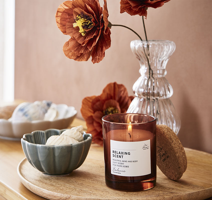 Papierblume PER, Duftkerze JENS und Schale SIMON Duftkerze, blaue Schale und Kunstblumen auf einem Holztablett