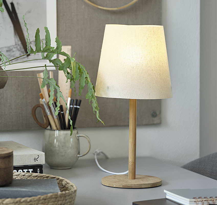 Tischlampe im skandinavischen Stil mit Bambusfuss
