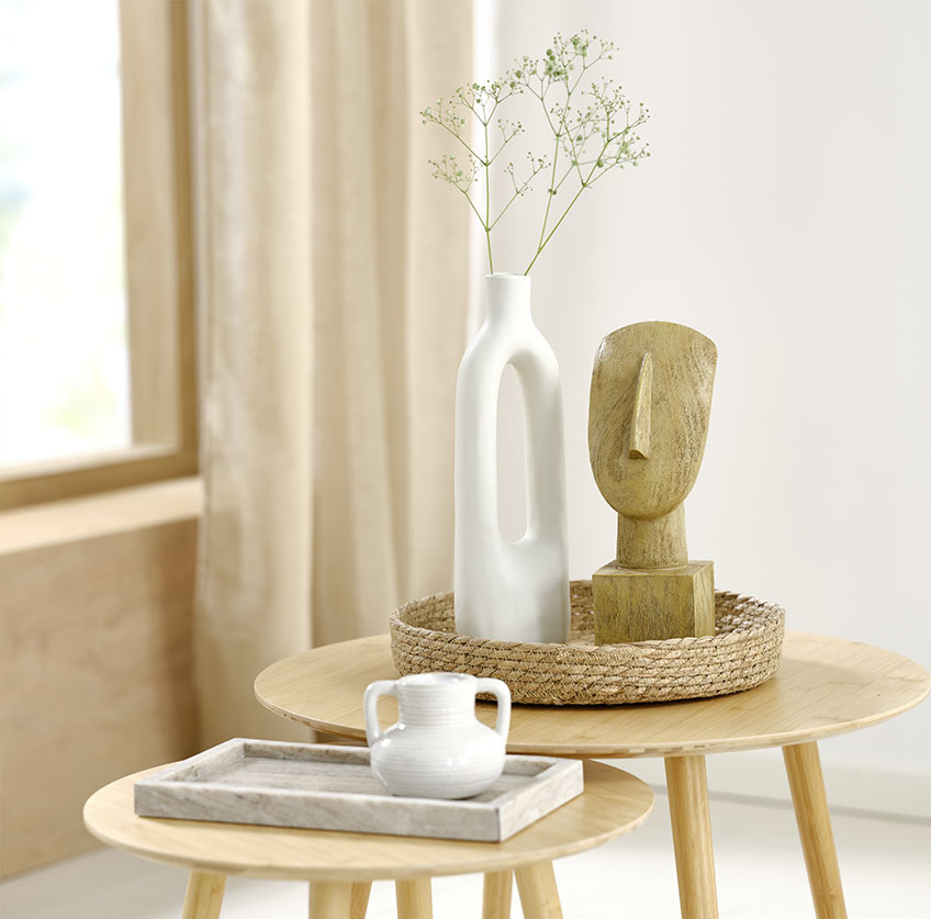 Tablett VALDEMAR mit Teelichthalter HANSE und Tablett JOAR mit Vase INGEMAR und Skulptur ESKE darauf Tablett aus Marmor mit weissem Teelichthalter und Tablett aus Seegras mit weisser Vase und Skulptur