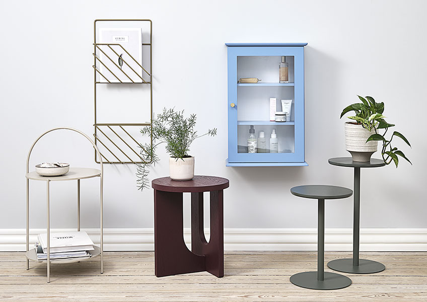 Beistelltisch ARCH, Blumenständer STAND IN, Wandschrank MALLING, Beistelltisch HALBY und Zeitschriftenhalter MAGSTRUP Beistelltische, Blumenständer, Hängeschrank und goldener Zeitschriftenhalter nebeneinander präsentiert