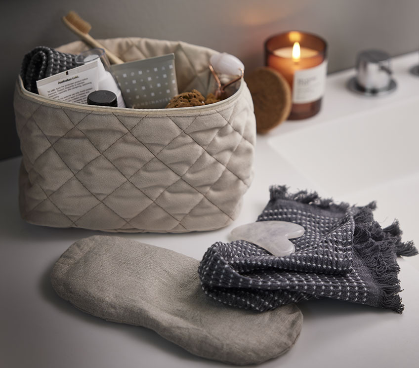 Augenmaske RUTVIK, Gesichtsroller und Massagestein VALLSTA, Kulturtasche KNIVSTA und Waschlappen FRISTAD Kulturtasche mit Gesichtsroller, Augenmaske, Massagestein und Waschlappen