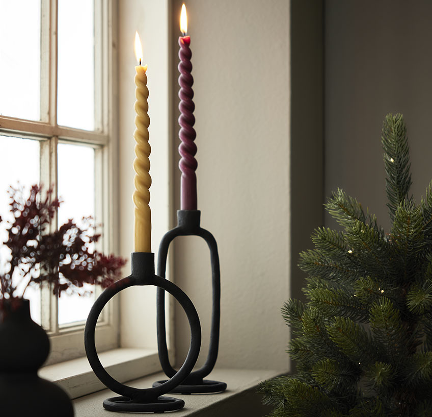 Stabkerzen ADVENT in Kerzenhaltern ELDARIT Zwei verschiedenfarbige Stabkerzen in schwarzen Kerzenhaltern