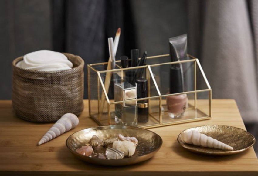 VIKEN Kosmetik-Organizer, MATFORS-Korb, EDSELE-Schalen und VAD-Schminkpads Korb mit Schminkpads, Kosmetik-Organizer in Glas- und Goldoptik und Tabletts in Goldoptik