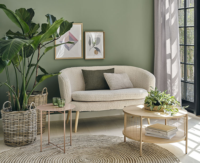 Sofa GISTRUP, Beistelltisch HORNSYLD und Couchtisch EGELEV Wohnzimmer mit weissem Sofa, Couchtisch aus Eiche und Zimmerpflanzen