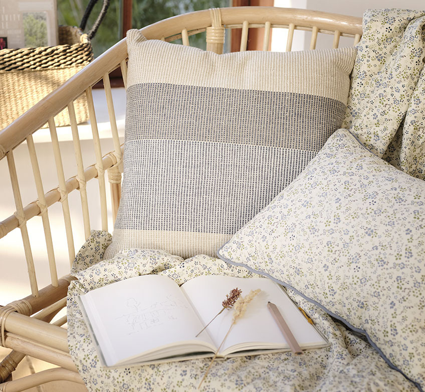 Sofa LISELEJE mit Steppdecke und Zierkissen FRESIA Sofa mit gesteppter Steppdecke und Zierkissen mit Blumenmuster