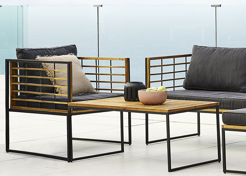Lounge-Set mit zwei Sesseln und einem Tisch auf einem Balkon