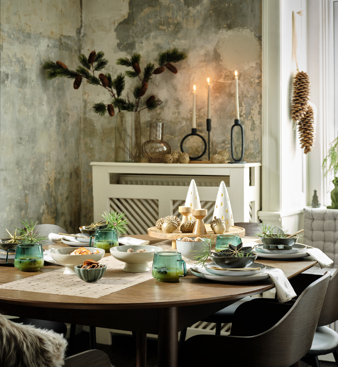 Sala da pranzo pronta per il Natale Sala da pranzo ricca di pietanze pronta per il Natale