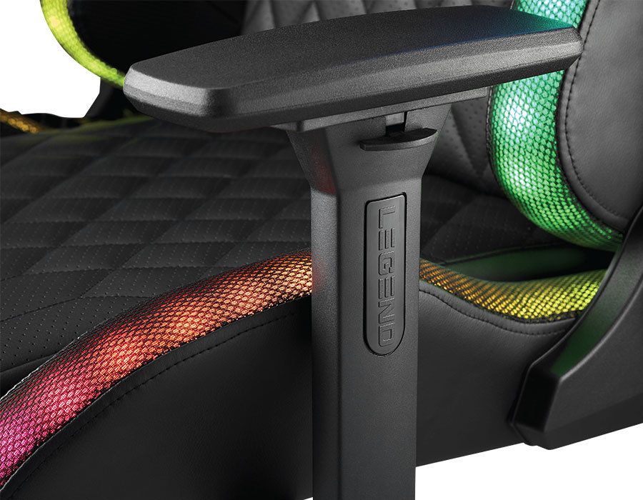Nahaufnahme einer Armlehne auf schwarzem Gaming-Stuhl mit LED-Licht